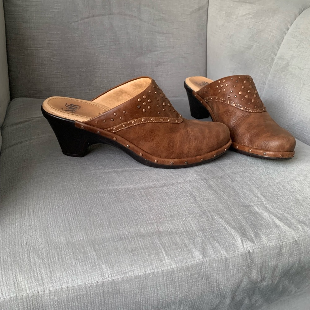 Sofft size 9 brown leather shoes.